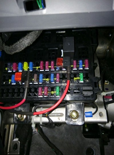 汽車保險(xiǎn)絲串聯(lián)在電路中